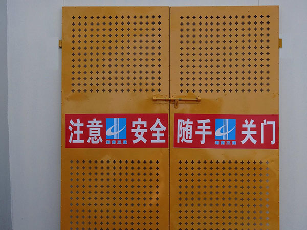 冲孔电梯防护门 - 安平县贝纳丰丝网制品有限公司图片3
