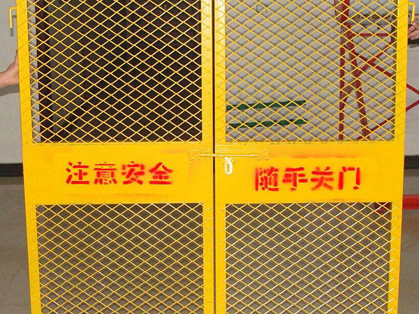 钢板电梯防护门 - 安平县贝纳丰丝网制品有限公司图片3